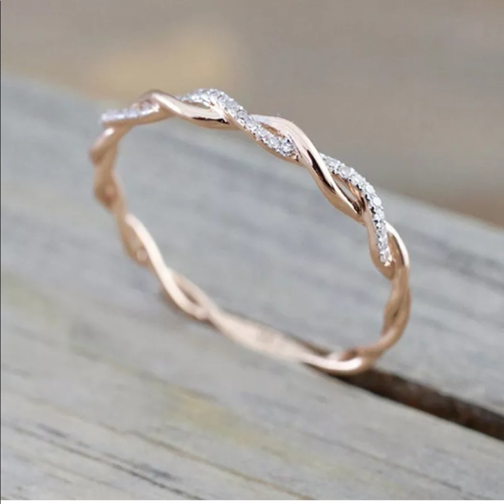 New Rose Good Twist Gorgeous Ring - Picture 1 of 3